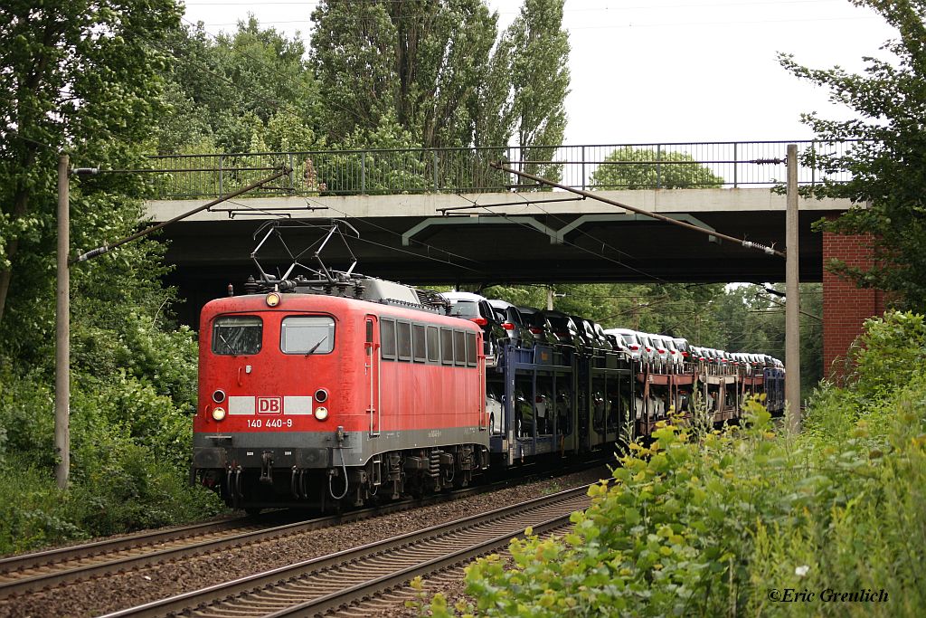140 440 mit einem Autozug nach Emden am 21.07.2011 in Limmer.