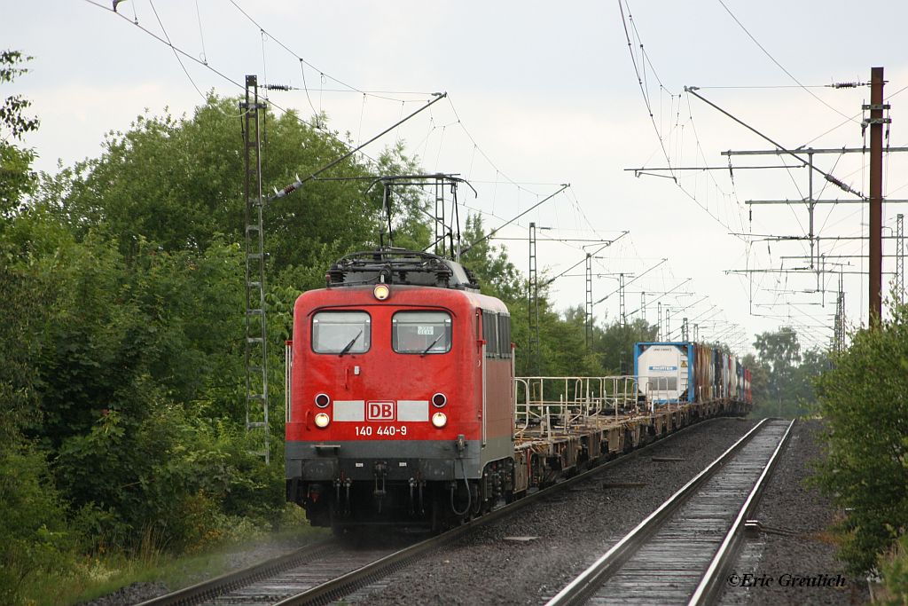 140 440 zieht am 1.7.11 einen Containerzug durch den ehemaligen Bahnhof Bennigsen. Mittlerweile sind auch in der 40er-Hochburg Seelze Container- und Aufliegerzge eher eine Seltenheit.