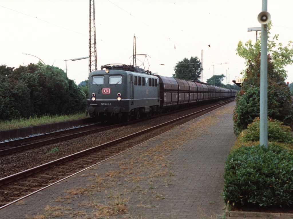 140 445-8 mit einem Gterzug auf Bahnhof Lengerich am 29-8-1994. Bild und scan: Date Jan de Vries.