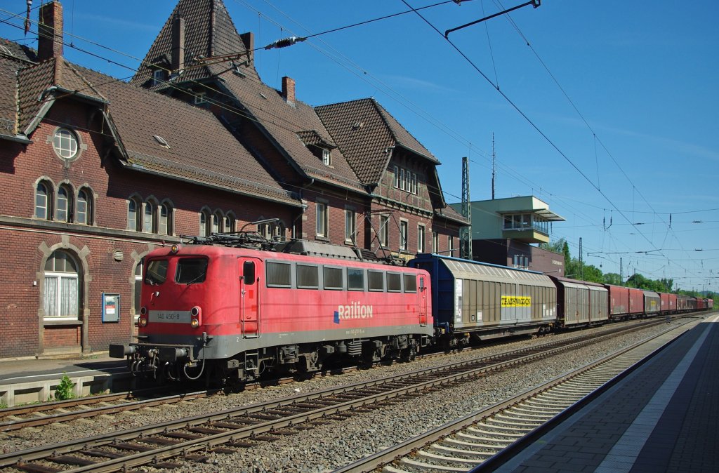 140 450-8 durchfhrt mit ihrem Gz den Bahnhof Eichenberg in Richtung Sden. Aufgenommen am 03.06.2010.