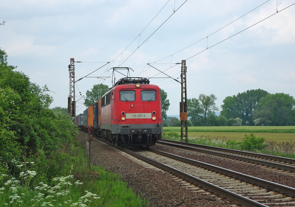 140 450-8 mit Containerzug in Fahrtrichtung Sden. Aufgenommen am 29.05.2010 am B Kl. Schneen/Gr. Schneen (Kreis Gttingen).