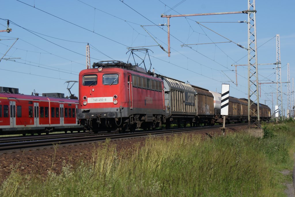 140 450-8 mit einem gemischten G�terzug am Haken am 16.06.2010 bei Dedensnen/G�mmer.