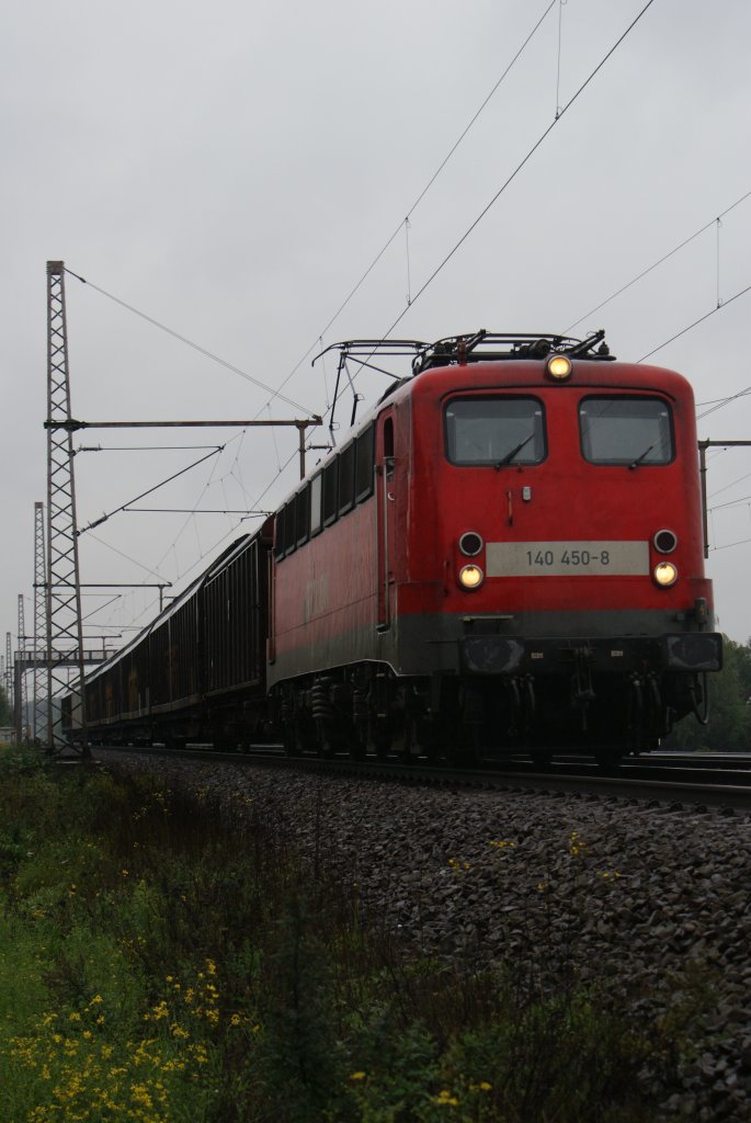140 450-8 mit geschlossenen G�terwagen am Haken fuhr am 14.09.2010 in richtung Seelze.
