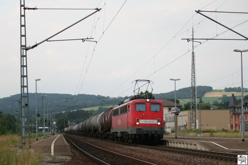 140 450-8 der Railion befrdert am Abvend des 30. Juni 2010 einen Kesselwagen-Ganzzug durch den Bahnhof Pressig-Rothenkirchen.