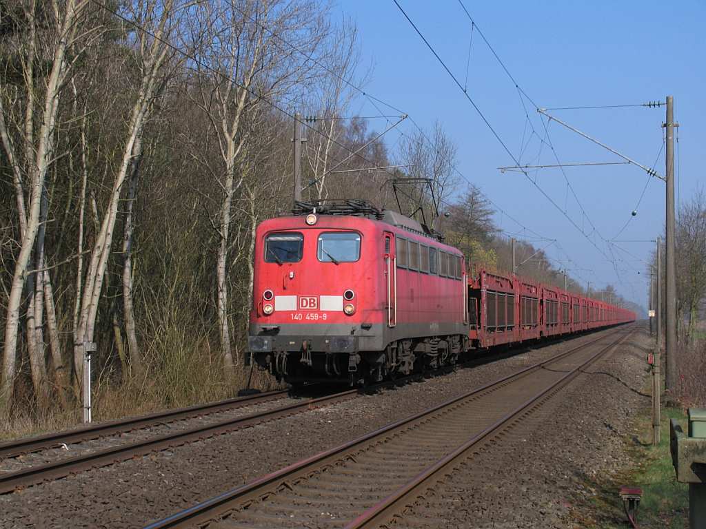 140 459-9 mit einem Gterzug zwischen Emden und Rheine bei Beckhusen (B 288.003) am 23-3-2012.