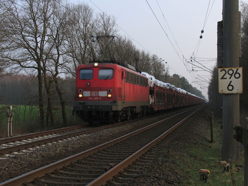 140 459-9 mit einem Gterzug zwischen Rheine und Emden bei Devermhlen am 16-3-2012.