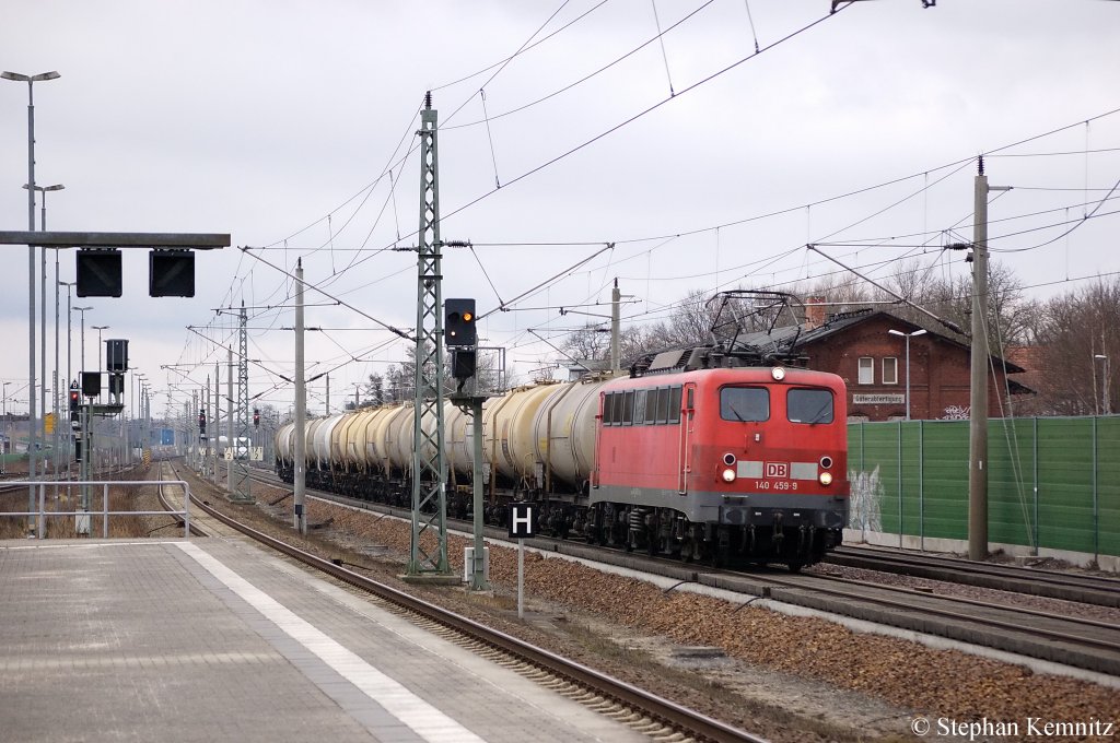 140 459-9 mit polnischen Kesselwagen, die mit Styrol, monomer, stabilisiert befllt sind, in Rathenow in Richtung Wustermark unterwegs. 18.03.2011