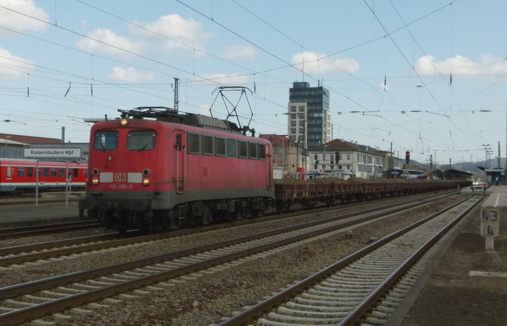 140 459-9 zieht einen Flachwagenzug am 06.03.2012 durch Kaiserslautern