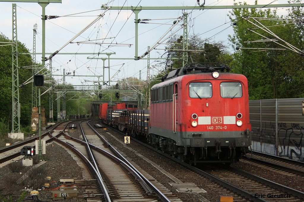 140 474 am 27.4.10 in Hannover Linden/Fischerhof mit einem Stahlzug.