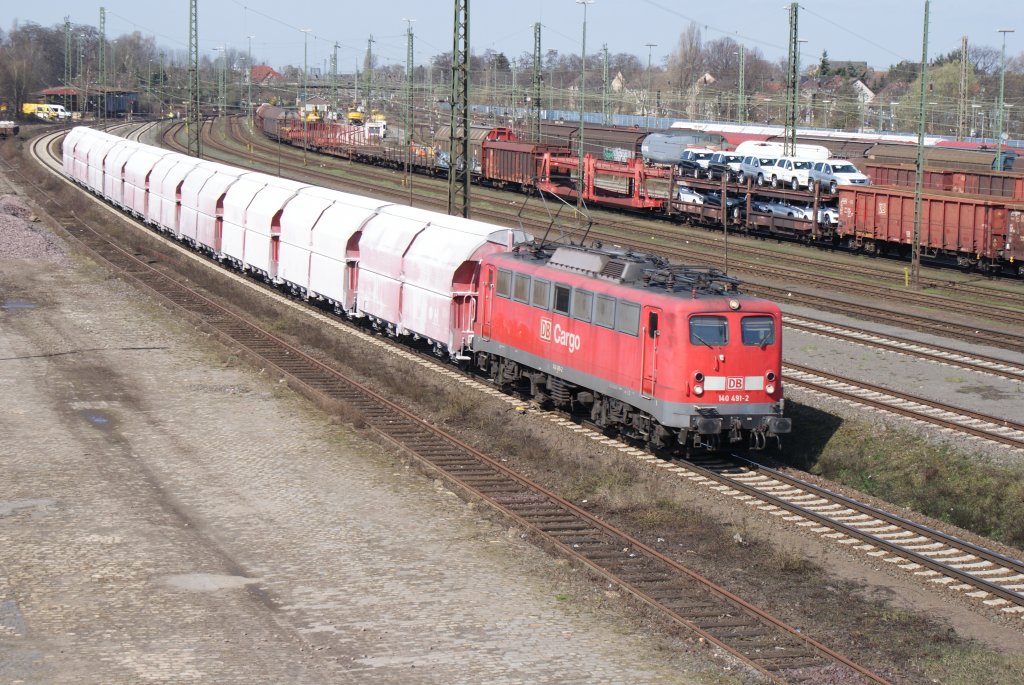 140 491-2 mit einem kurzen Kalkzug auf dem Gterumgehungsgleis in Seelze.06.04.2010