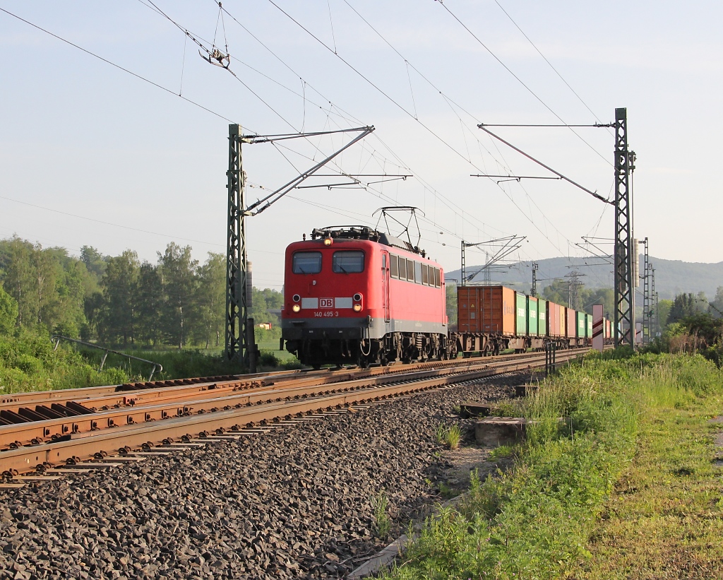 140 495-3 mit Containerzug in Fahrtrichtung Sden. Aufgenommen am 22.05.2012 an der Nordeinfahrt nach Eschwege.