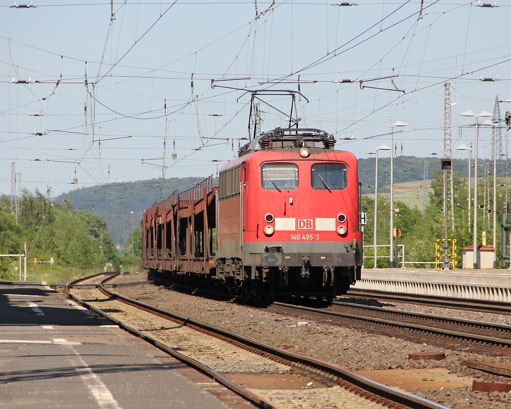 140 495-3 mit leeren Autotransportwagen in Fahrtrichtung S�den. Aufgenommen am 30.05.2011 in Eichenberg.