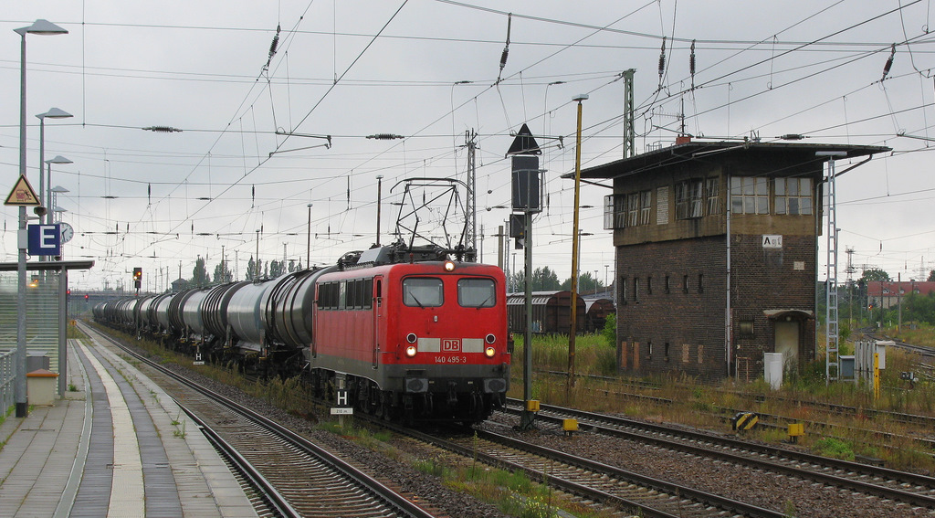 140 495-3 wartet mit einem Kesselzug in Angerm�nde nach Rh�sa auf die Ausfahrt. Eigentlich sollte eine st�rkere Lok dran sein, doch auch bei DB Schenker wird flei�ig umdisponiert. So hatte der Tf bereits Angst einige H�gel auf seinem Weg nicht zu schaffen. 28.07.2011
