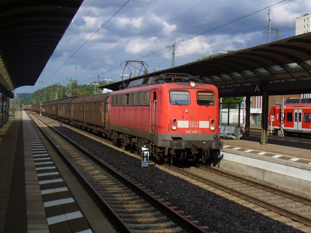 140 495-3 zieht am 06.06.2011 einen Gterzug durch Kaiserslautern Hbf