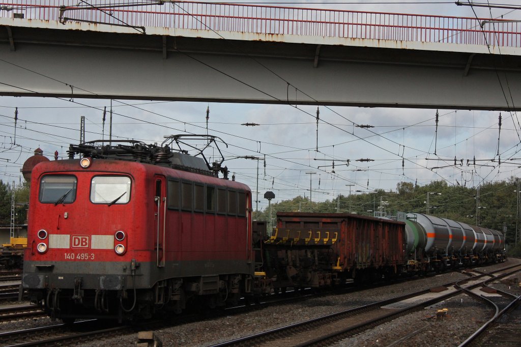 140 495 am 7.10.11 bei der Durchfahrt durch Duisburg-Entenfang.
Gru� an den Tf!