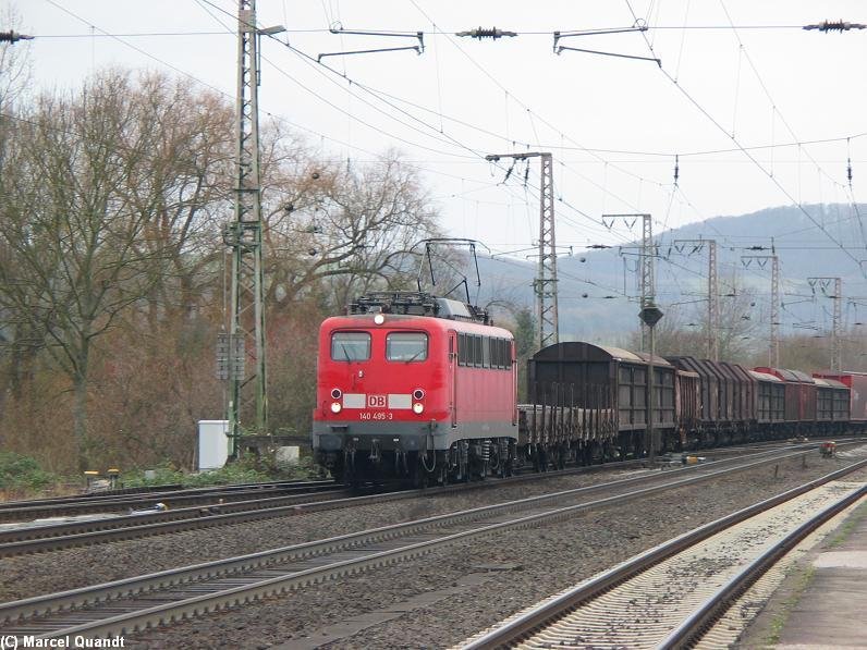 140 495 fhrt am 05. Dezember 2009 mit einem gemischten Gterzug durch Kreiensen Richtung Sden.