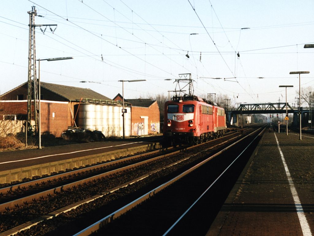 140 498-7 und 140 119-3 mit einem Lokzug auf Bahnhof Salzbergen am 24-2-2003. Bild und scan: Date Jan de Vries.