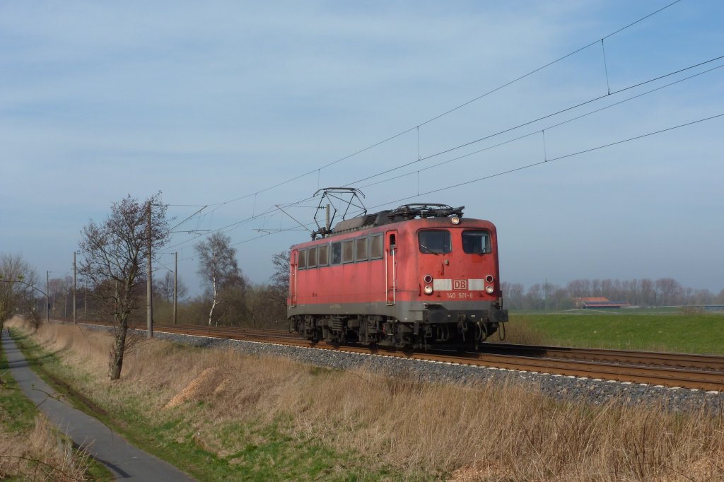 140 501-8 am 27.03.2012 Solo sdlich von Leer richtung Papenburg.