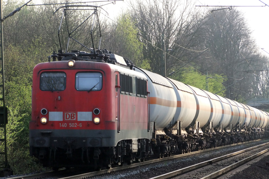 140 502-6 auf der Hamm-Osterfelder Strecke in Recklinghausen 6.4.2011