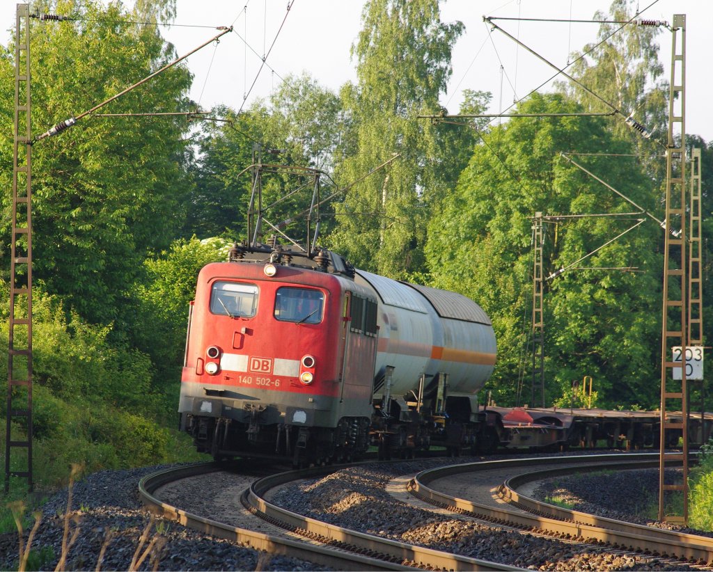 140 502-6 legt sich mit ihrem Gz kurz hinter Eschwege West in Richtung Norden in die Kurve. Aufgenommen am 22.06.2010.