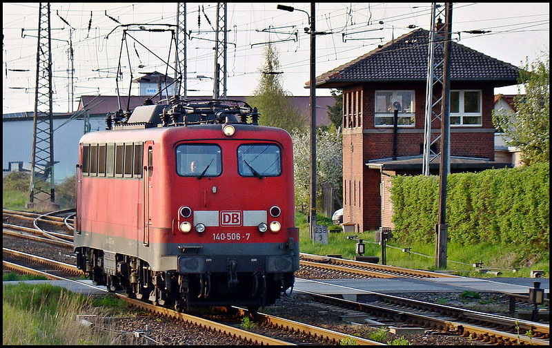 140 506-7 Tfzf in Richtung Grimmen.   Stralsund Srg am 27.04.11 