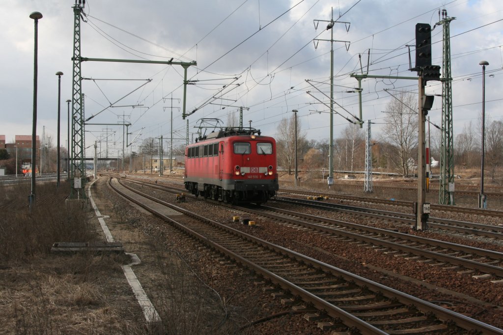 140 506 solo unterwegs durch Berlin Schnefeld.11.03.2011.