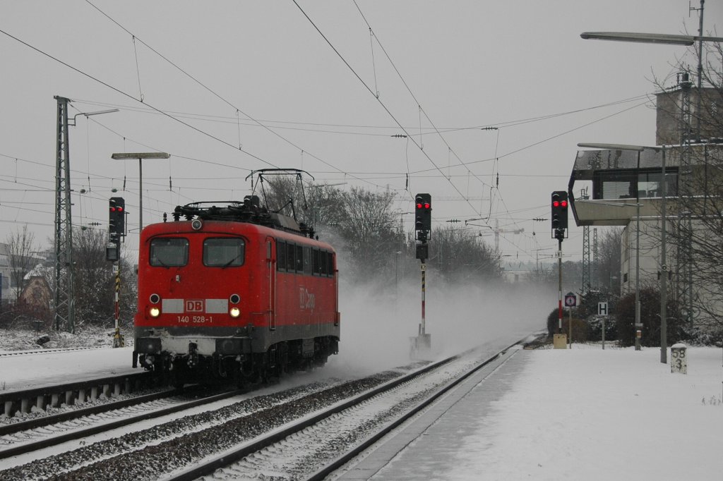 140 528-1 als Tfzf bei der Durchfahrt des Bahnhofs Neckarsulm, 13.02.10