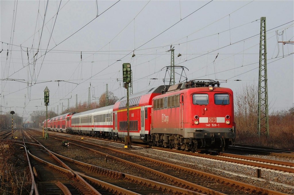 140 528-1 durchfuhr am 28.12.2012 mit dem bunten Pbz-D 2491 von Berlin nach Dortmund den Bahnhof Bockum-Hvel, im Schlepp war 110 493-4. 