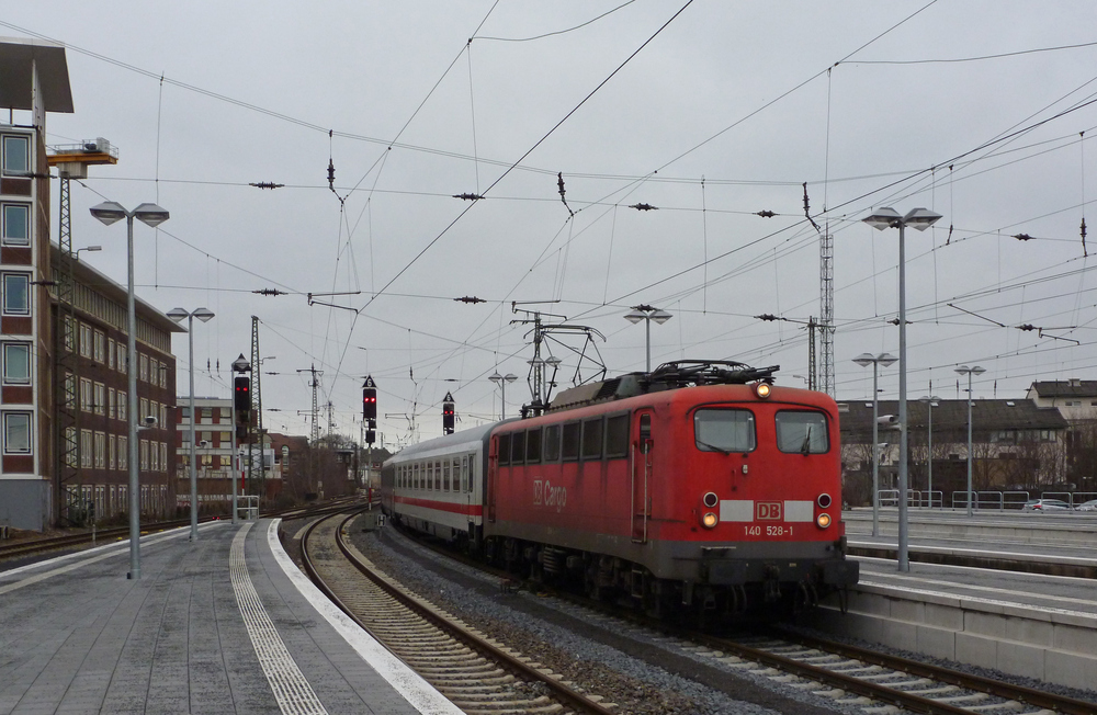140 528-1 fuhr am 28.12.2012 mit dem Pbz 2491 nach Dortmund, hier in Mnster Hbf.