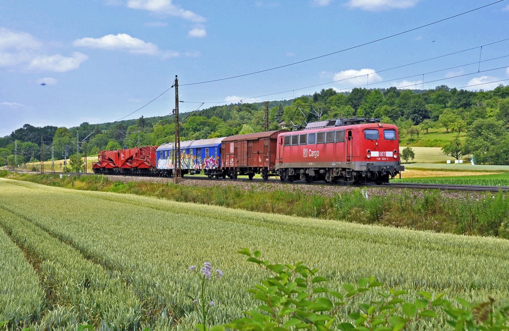 140 528 ist an diesem Tage mit dieser aussergewhlichen Fuhre auf der Filsbahn in Richtung Ulm unterwegs.Das Foto entstand bei Ebersbach(Fils)am 13.7.2013.