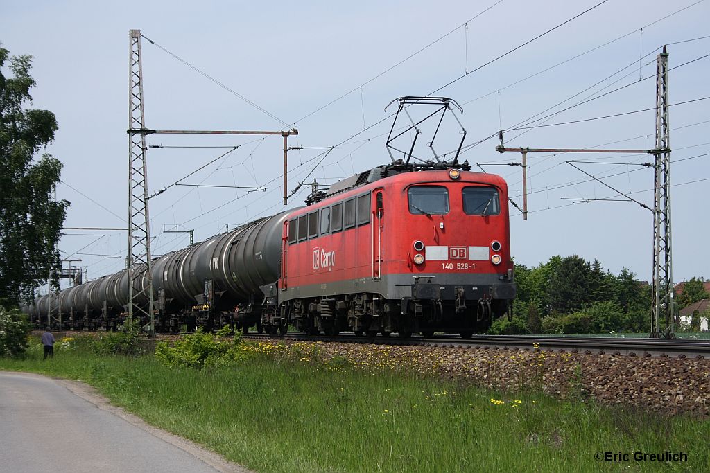 140 528 mit einem Kesselwagenzug am 29.5.10 in Dedensen.
