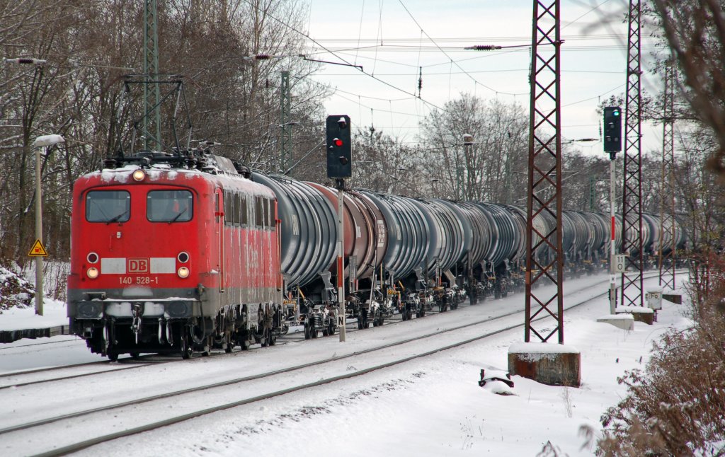 140 528 zieht am 10.12.10 einen Kesselwagenzug durch Leipzig-Thekla Richtung Mockau.