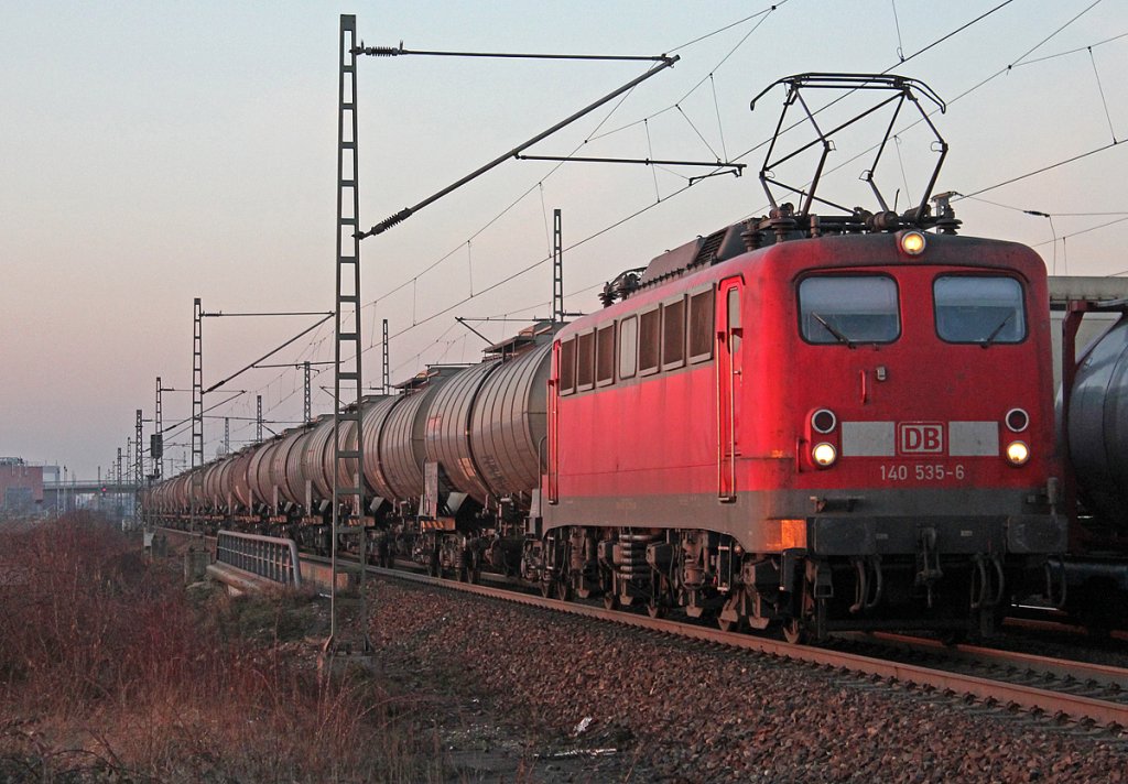 140 535-6 mit Kesselzug hinter Porz(Rhein) am 22.02.2011
