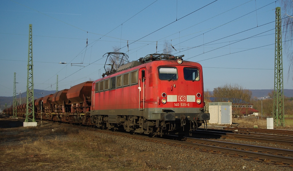 140 535-6 mit Schotterwagen-Ganzzug in Fahrtrichtung Sden. Aufgenommen am 08.03.2011 am B Eltmannshausen/Oberhone.