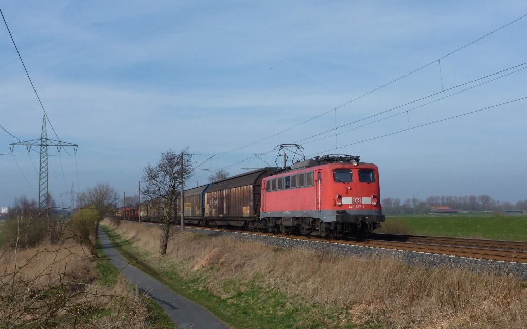 140 537-2 fuhr am 27.03.2012 mit einem Gterzug von Emden nach Osnabrck, hier sdlich von Leer.