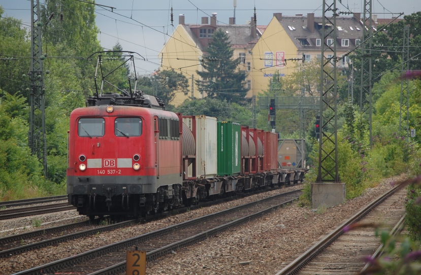 140 537-2 mit einem Containerzug am 30.07.2010 bei der Durchfahrt Mnchen-Heimeranplatz