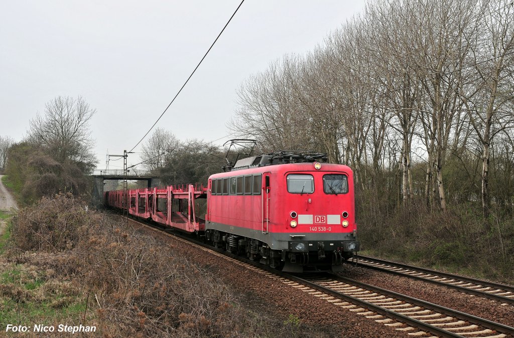 140 538-0 mit einem leeren Autozug fr Wolfsburg auf der hannoverschen GUB (Ahlten 08.04.10)