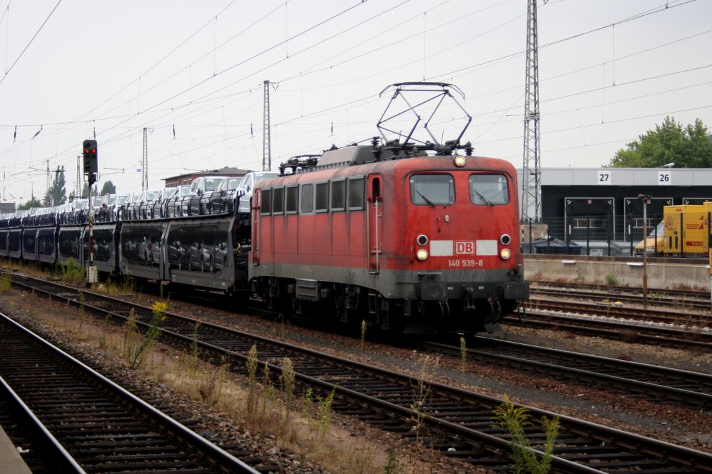 140 539-8 fhrt mit einem Autozug durch den Trierer-HBF in Richtung Trier-Sd bei Sonne und Wolken.
29.7.2011