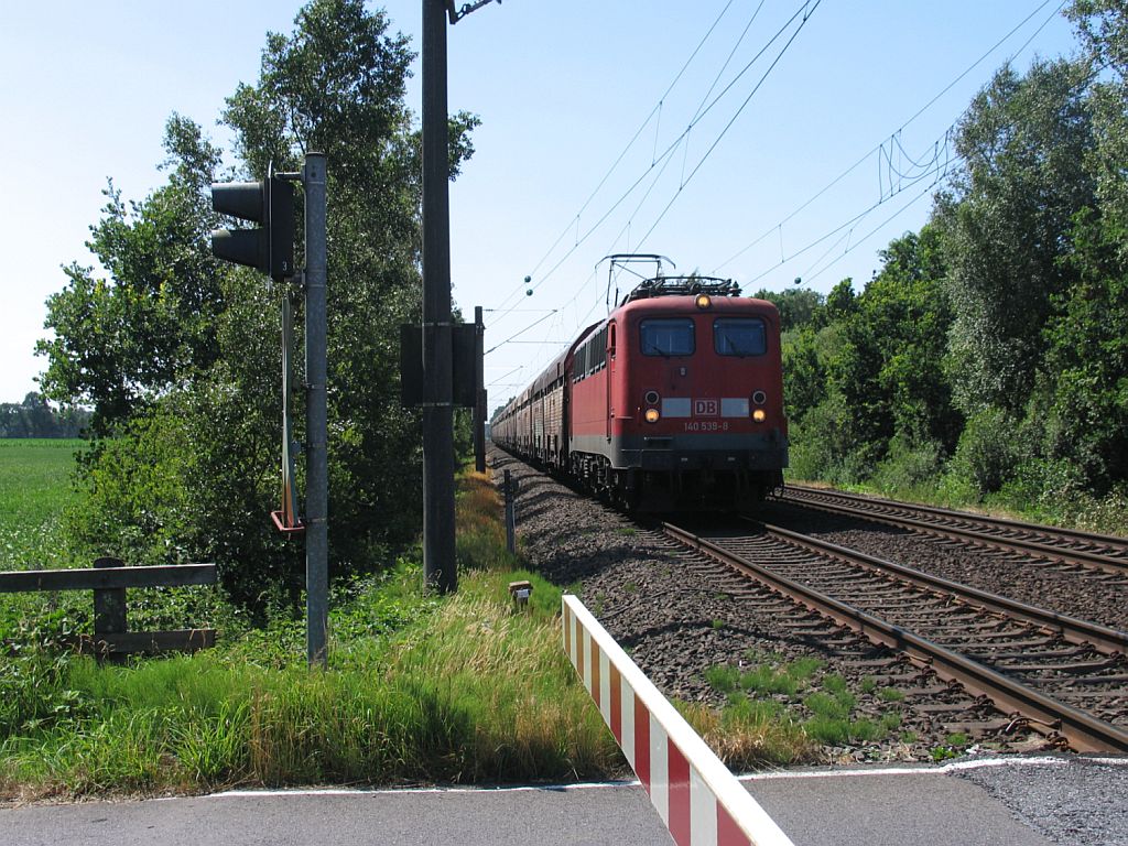 140 539-8 mit einem Gterzug in die Richtung Emden bei Beckhusen am 16-7-2010.