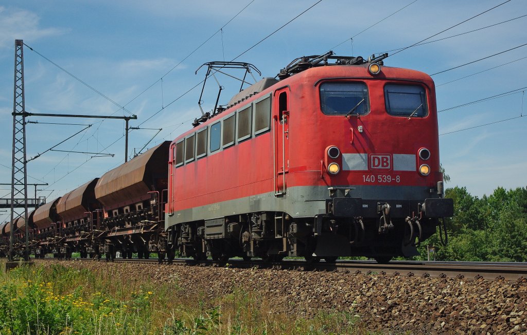 140 539-8 ist mit ihrem Gz in Richtung Seelze unterwegs. Aufgenommen am 20.07.2010 in Dedensen-Gmmer.
