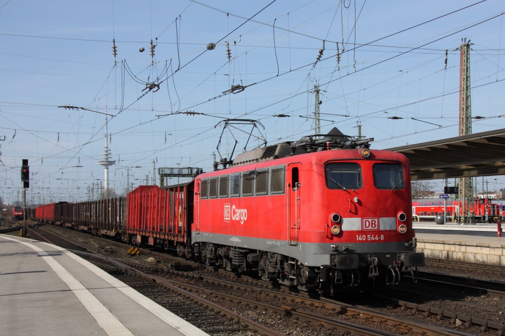 140 544-8 mit einem Gterzug in Bremen Hbf. Fotografiert am 23.03.2011. 