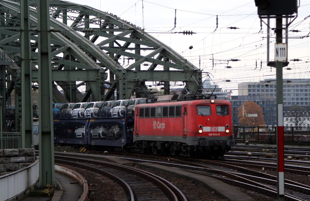 140 544-8 berquerte die Rheinbrcke und fhrt Richtung Kln Hbf am 7.11.2010