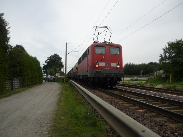 140 569-5 fhrt mit einem gemischten Gterzug durch Knigslutter. Aufgenommen am 07.09.2010 kurz hinterm Bahnhof Knigslutter.