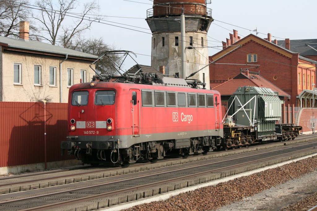 140 572-9 mit Trafotransport am 10.03.2011 in Rathenow