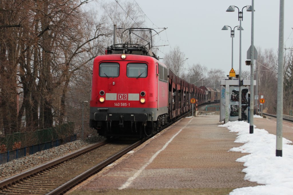 140 585-1 fhrt mit leeren Gterwagen durch Zwickau Plbitz weiter zum VW-Werk nach Mosel. 27.03.2013