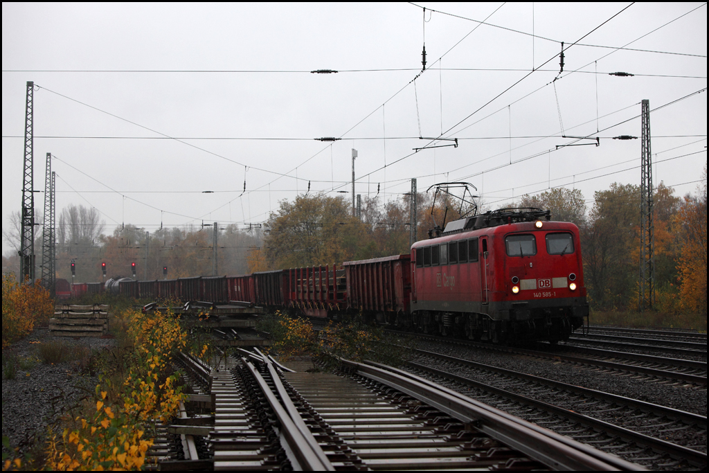 140 585 (9180 6140 585-1 D-DB) rollt langsam durch den ehemaligen Gterbahnhof(?) Bochum-Riemke in Richtung Wanne-Eickel. (05.11.2010)