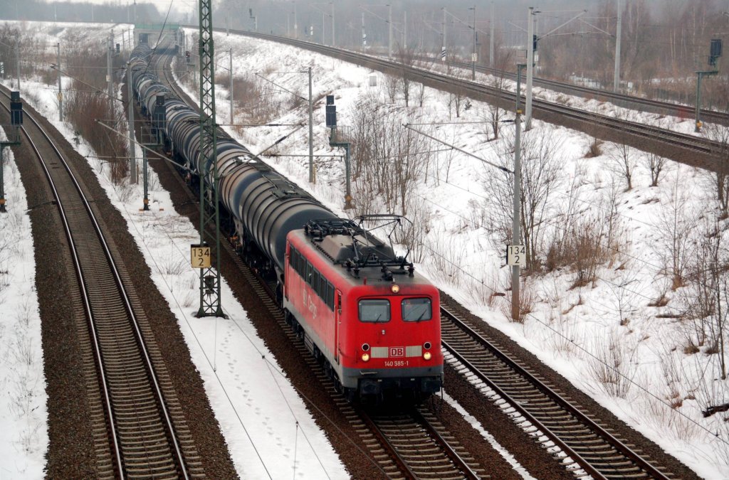140 585 bespannt am 18.02.10 einen Kesselwagenzug durch Holzweissig Richtung Bitterfeld.