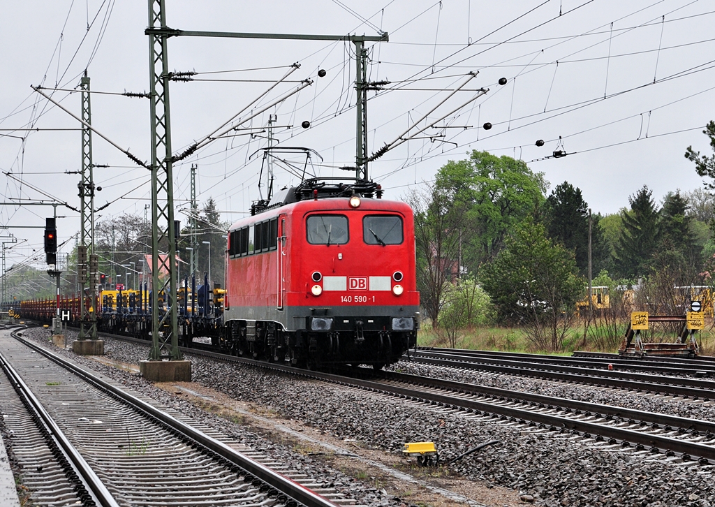140 590 durchfhrt am 06.05.2010 den Bf Wusterwitz mit zwei Langschieneneinheiten