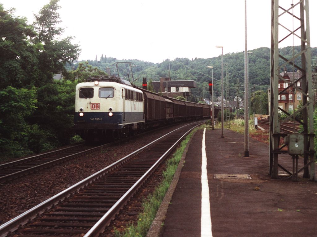 140 595-0 mit einem Gterzug auf Bahnhof Andernach am 19-7-2000. Bild und scan: Date Jan de Vries.