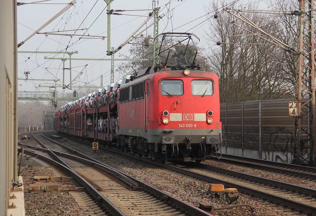 140 600-8 mit Autotransportwagen in Fahrtrichtung Seelze. Aufgenommen am 17.03.2012 in Hannover Linden/Fischerhof.